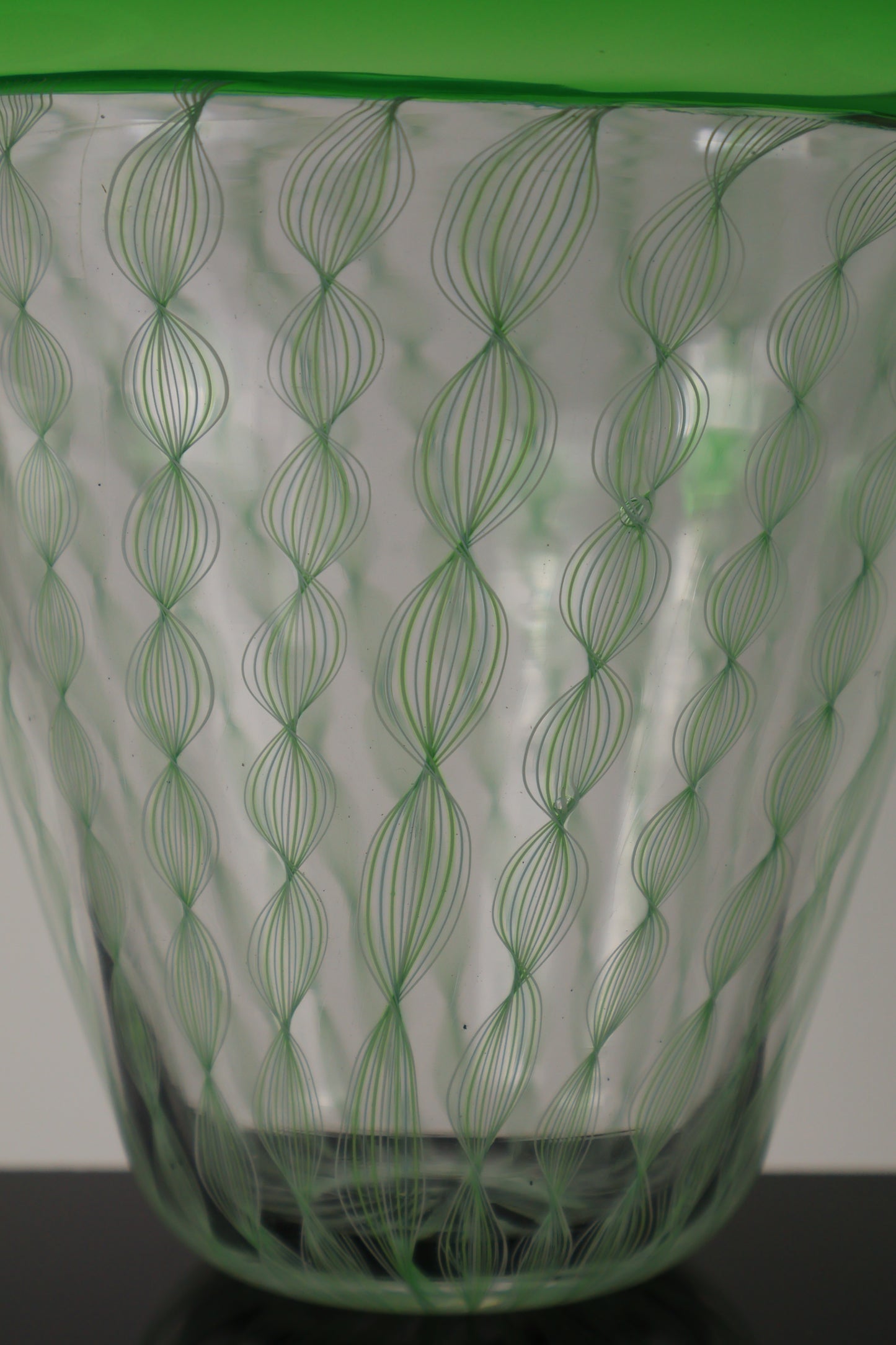 Emerald Green Encalmo Vase