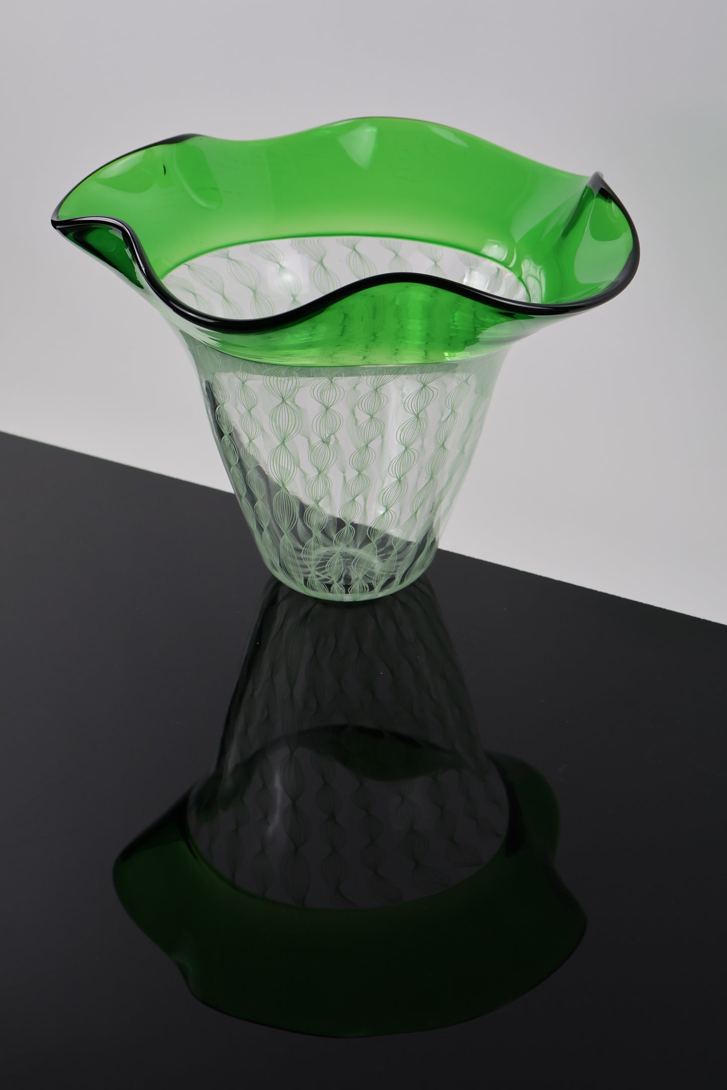 Emerald Green Encalmo Vase